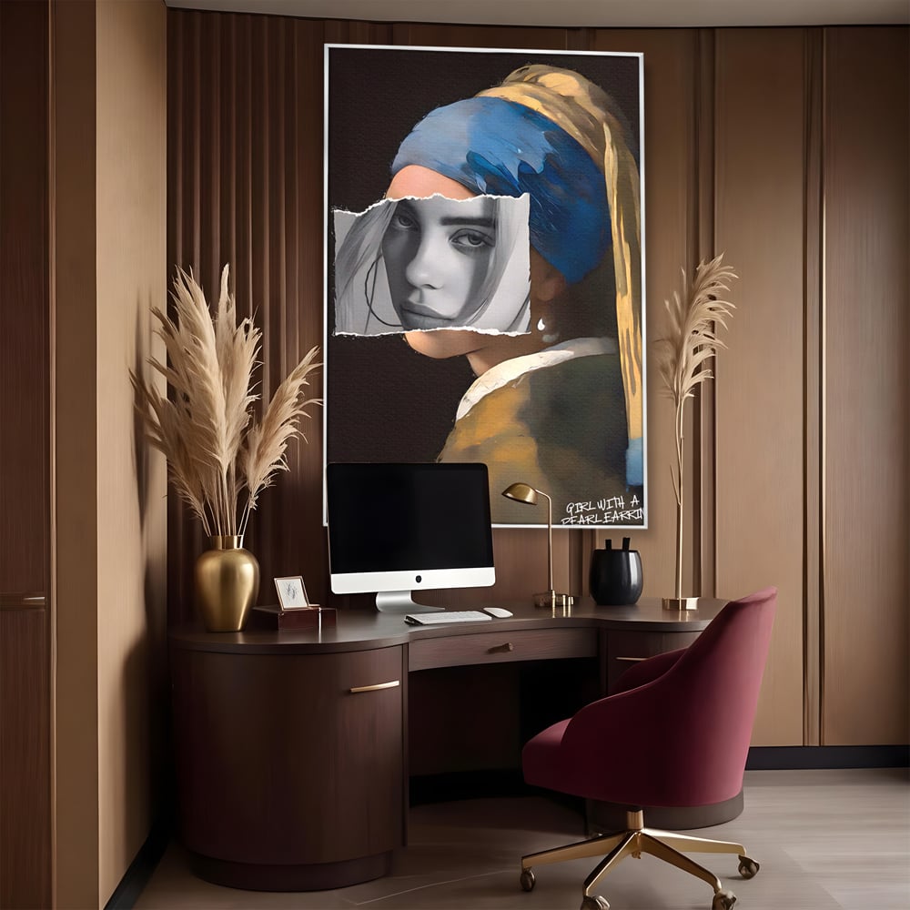 Tablou canvas cu tablou canvas portret feminin modern, in rama de aluminiu argintiu, pe perete intr-un birou